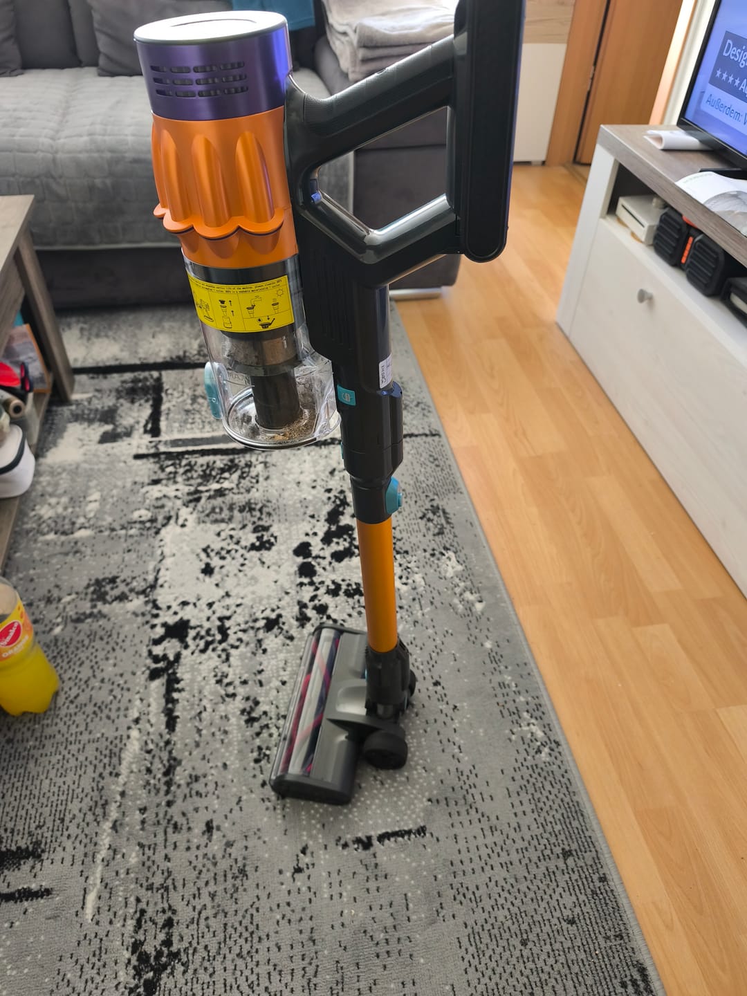 Airvac V18 im Wohnzimmer auf einem Teppich