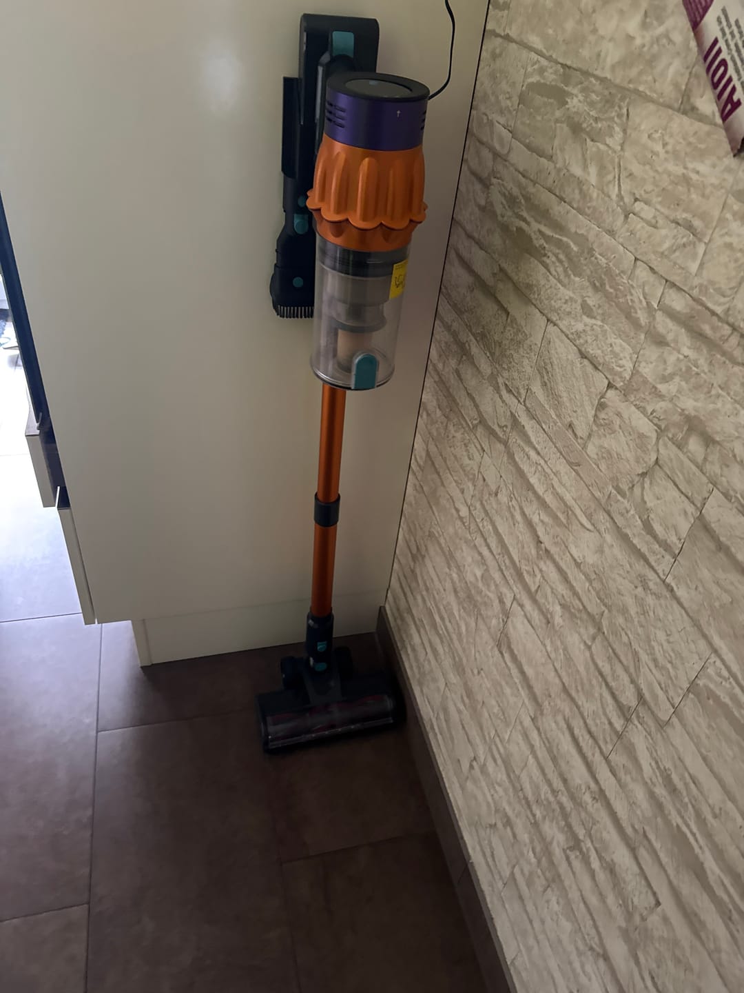 Airvac V18 platzsparend an einer Wand im Flur