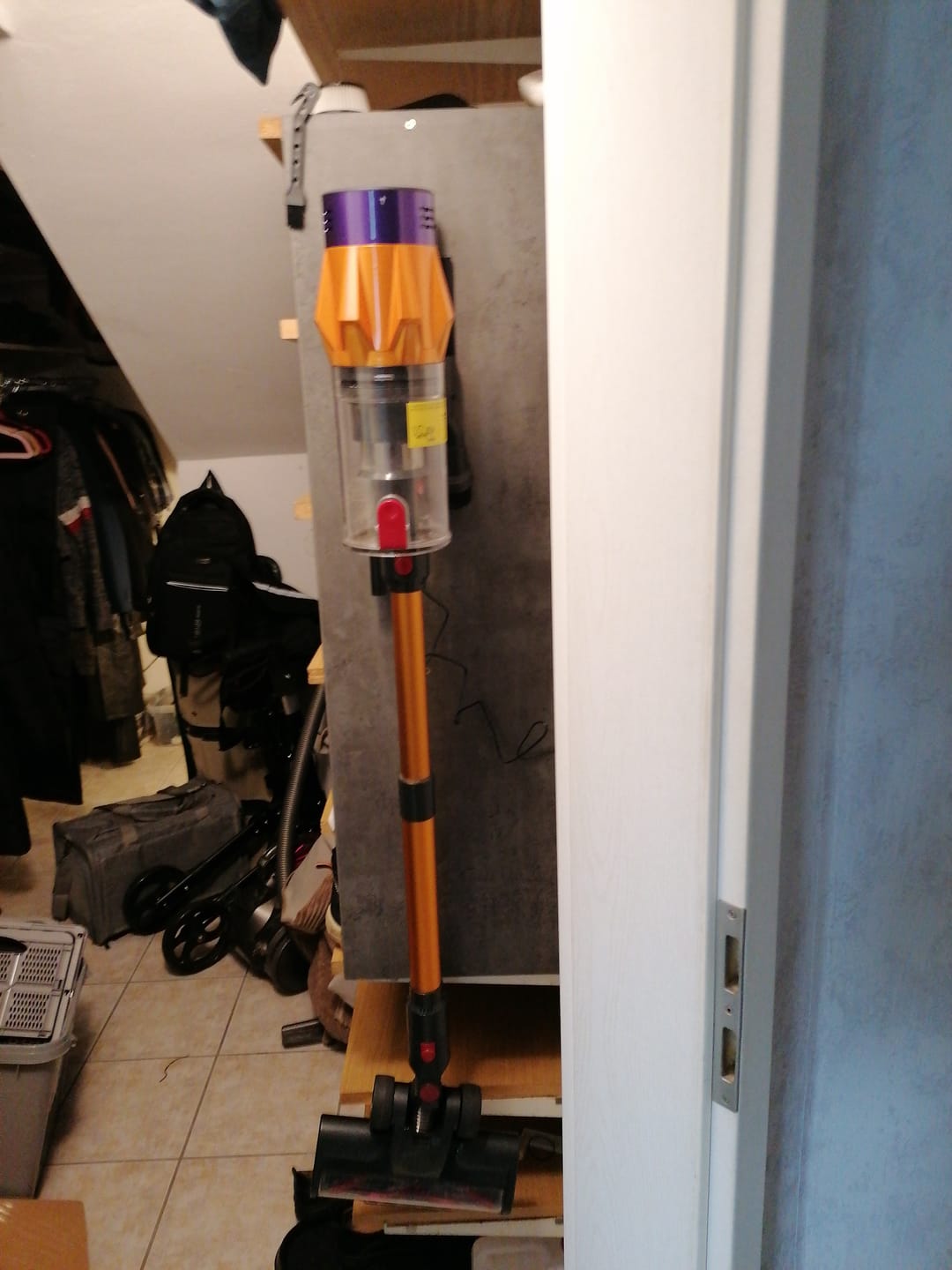 Airvac V18 in einem Abstellraum verstaut