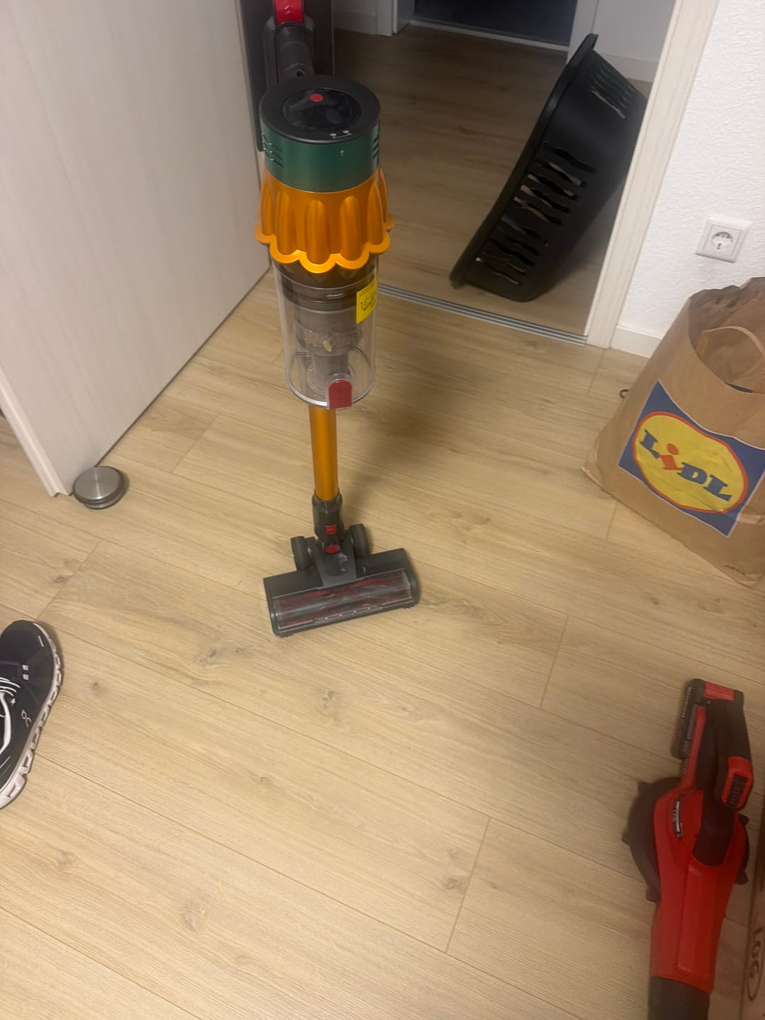 Airvac V18 auf Holzfußboden im Eingangsbereich