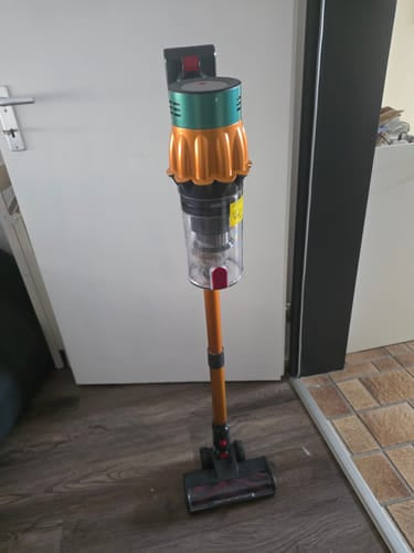 Airvac V18 kompakt im Türbereich abgestellt