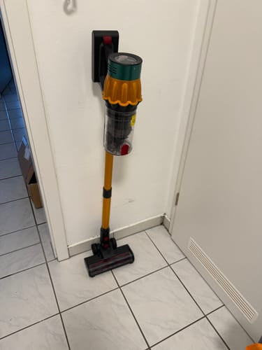 Airvac V18 an der Wand in einem hellen Flur